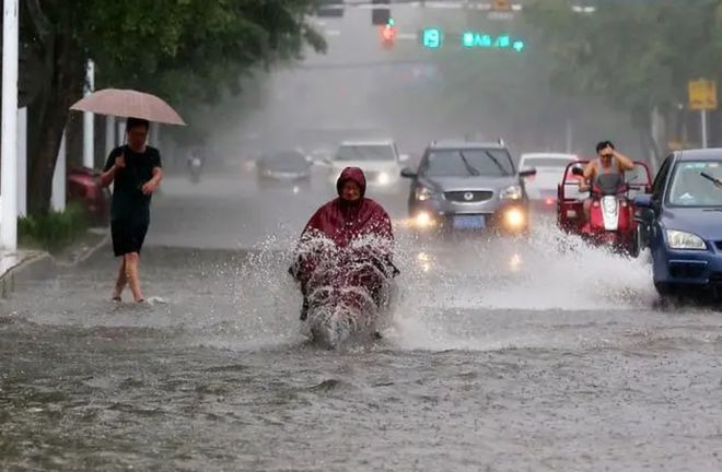 陕西一地遭50年一遇特大暴雨侵袭