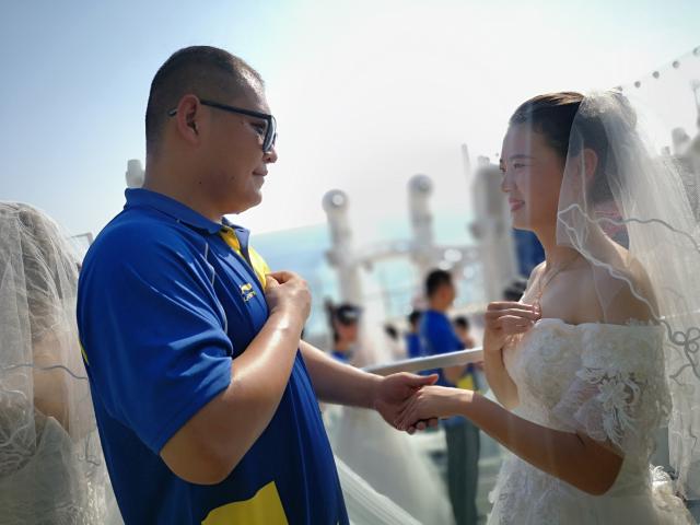 <b>德邦快递员将与妻子共赴海外集体婚礼</b>